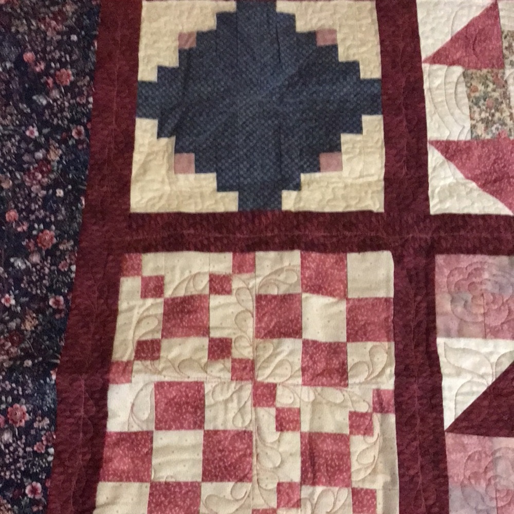 - Beautiful HANDMADE LAP QUILT - Picture 7 of 11
